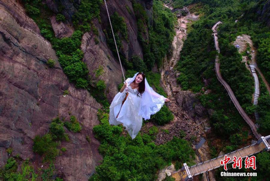 Breathtaking wedding ceremony in the air