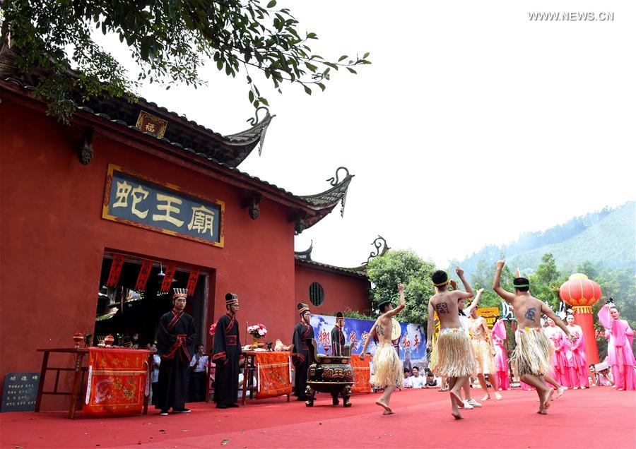 Snake worship ceremony held in SE China