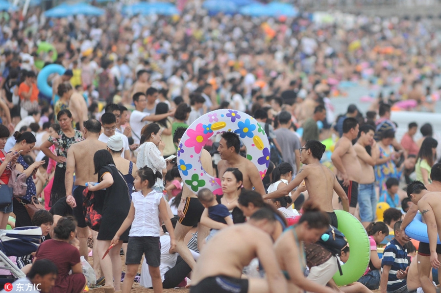 Thousands rush to beaches to escape summer heat