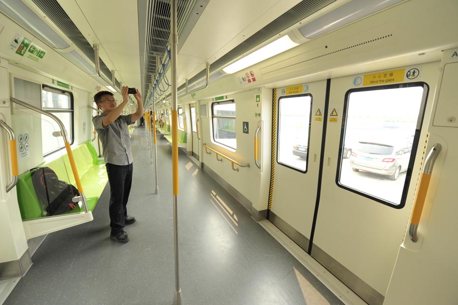 Largest subway train unveiled in Beijing