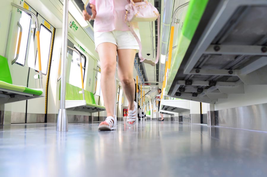 Largest subway train unveiled in Beijing