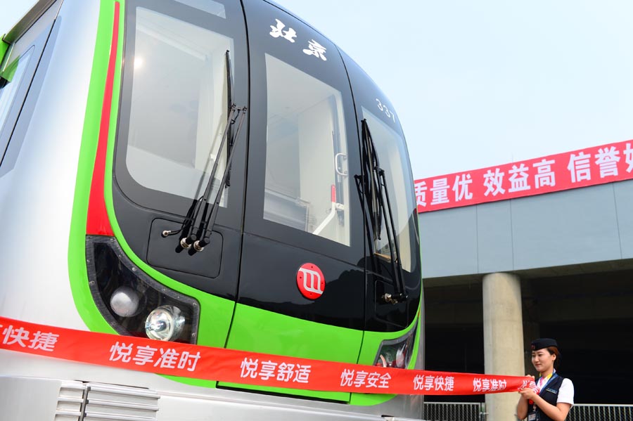 Largest subway train unveiled in Beijing