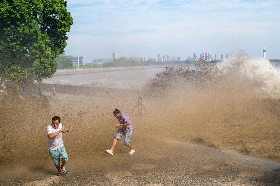 Visitors view soaring tide of Qiantang River