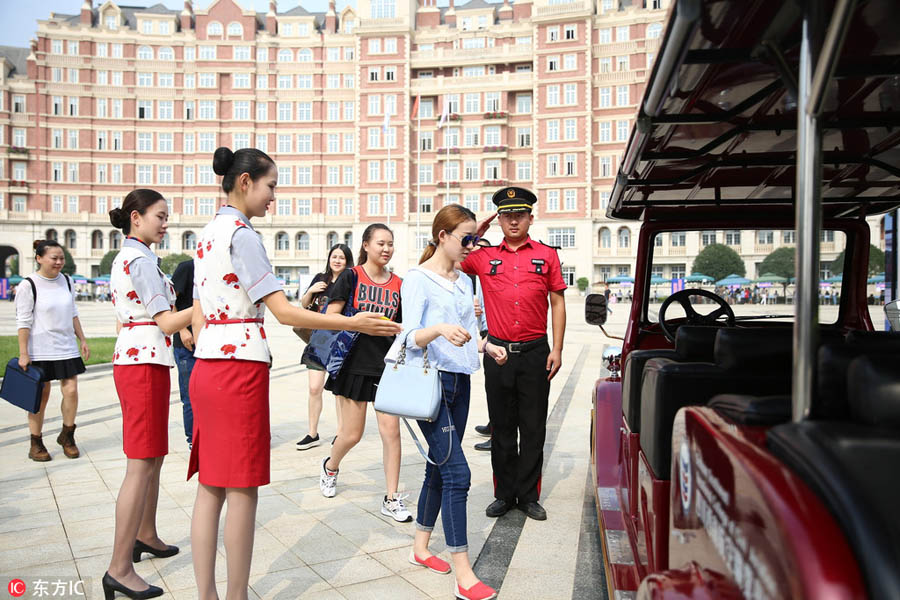 Air attendant 'incubator' welcomes freshmen with five-star service