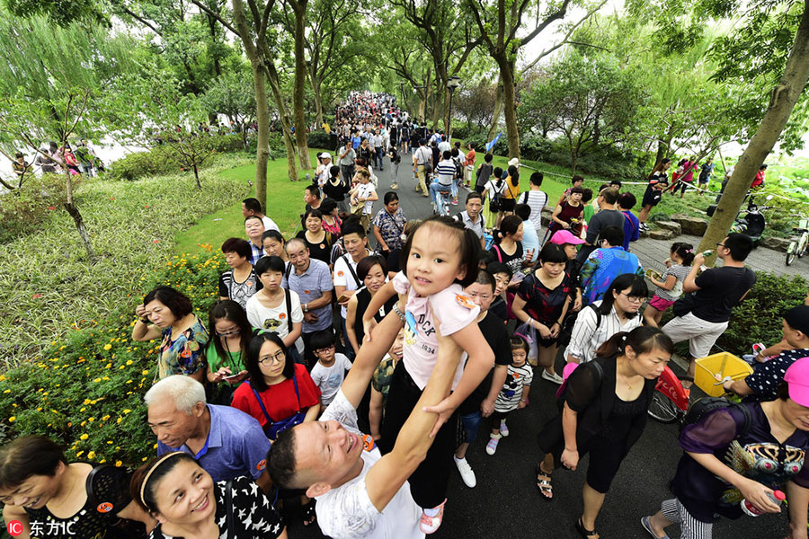 Sea of visitors at West Lake after G20