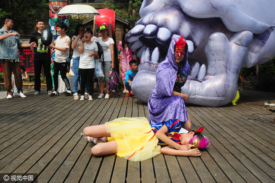 Students 'die' to get closer to each other in Hangzhou