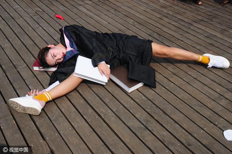 Students 'die' to get closer to each other in Hangzhou