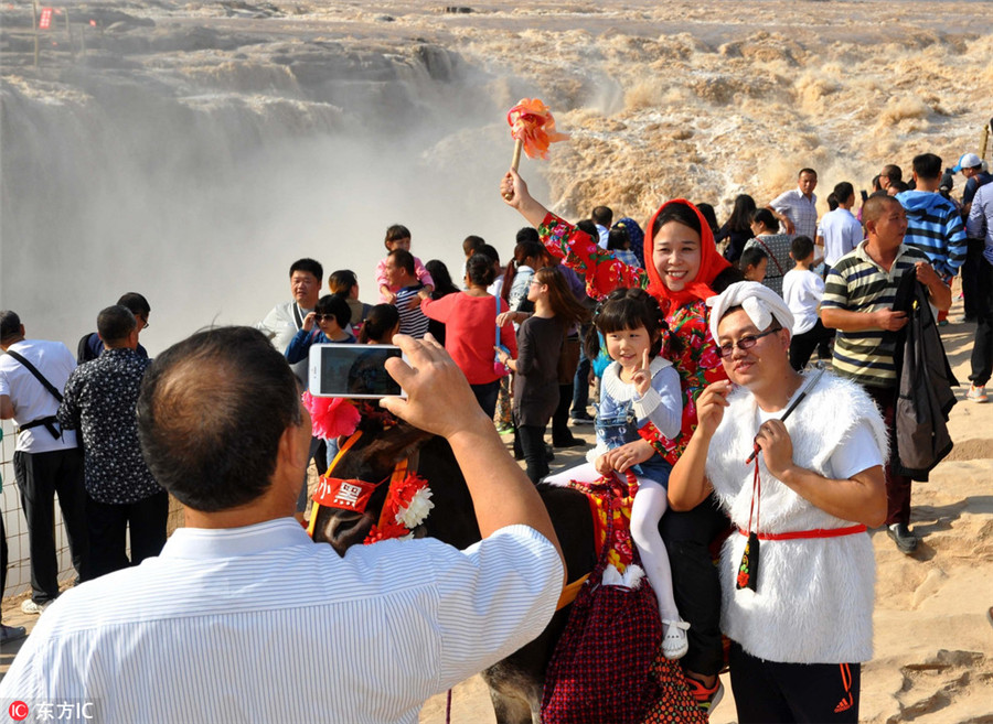 Massive surge of tourists at Hukou Waterfall