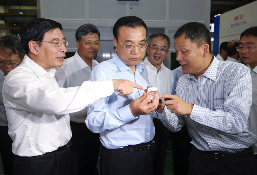 Premier Li visits companies in Dongguan