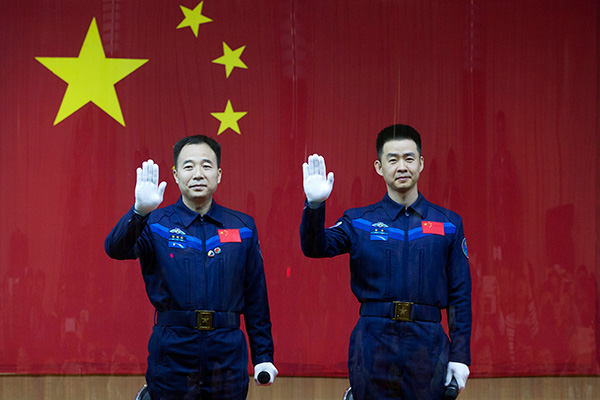 Astronauts of China's Shenzhou-11 mission meet press