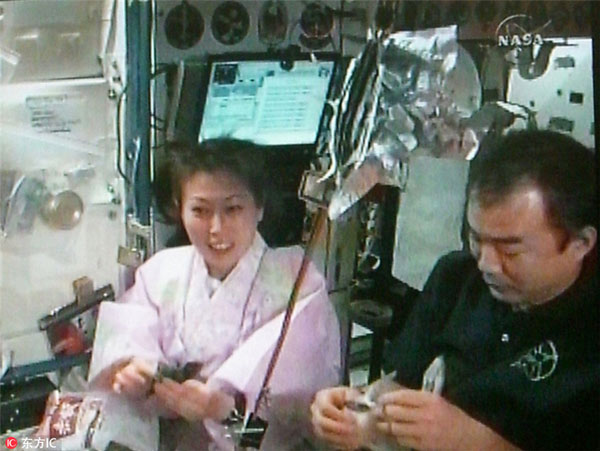 What do astronauts eat in space？