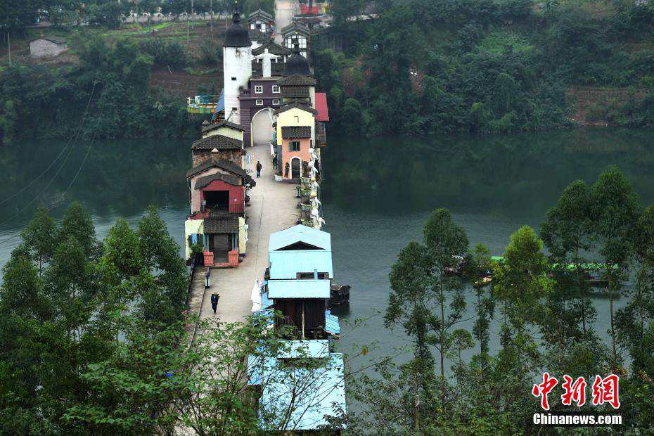 Chongqing bridge integrates Chinese and Western architecture