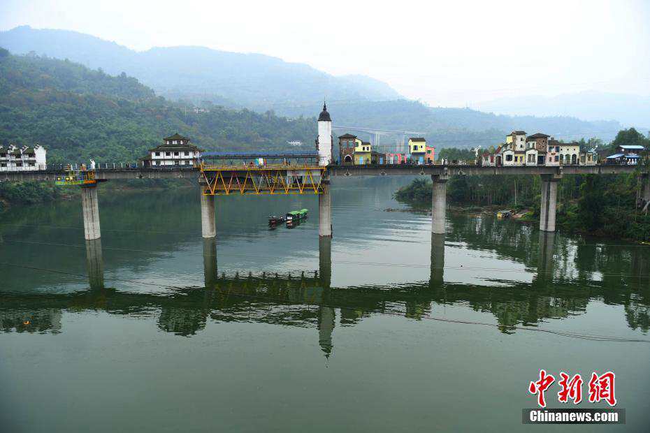 Chongqing bridge integrates Chinese and Western architecture