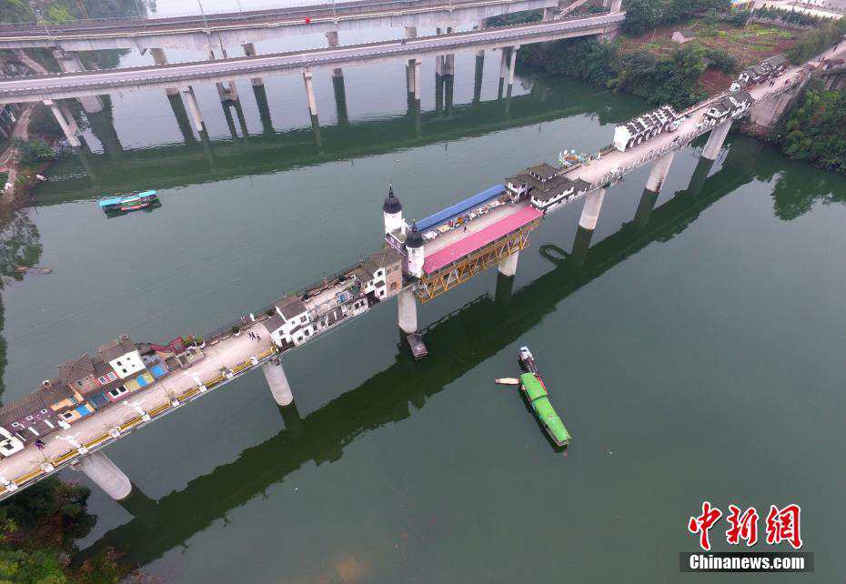 Chongqing bridge integrates Chinese and Western architecture