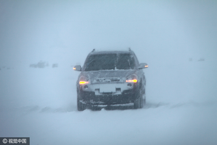 Heavy snowstorm blankets Altay in Xinjiang