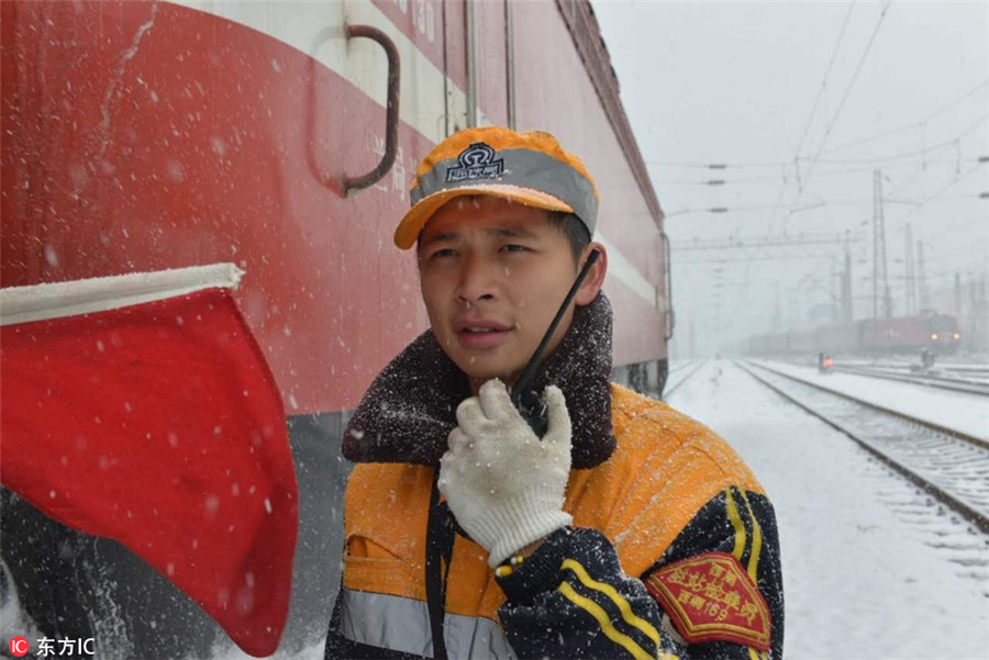 A glimpse into how workers brave freezing cold