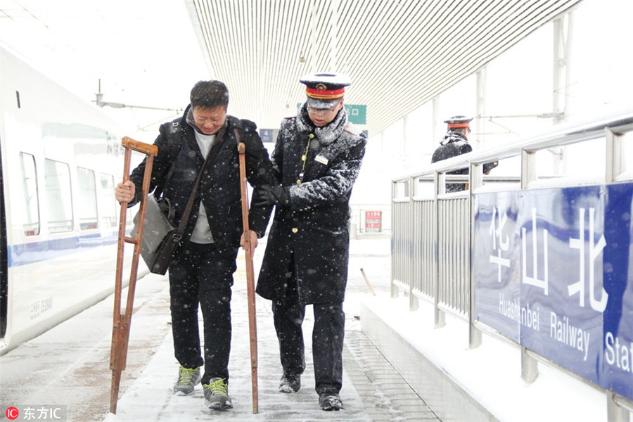 A glimpse into how workers brave freezing cold