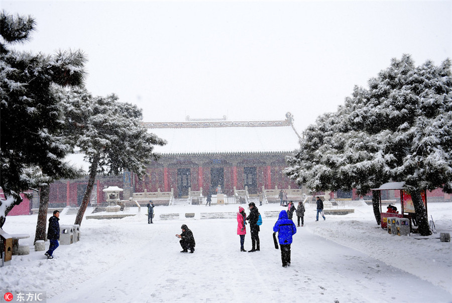 Winter brings fun, snowball fights to imperial palace