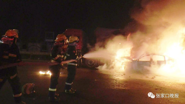 Young men save two trapped in burning car seconds before it explodes