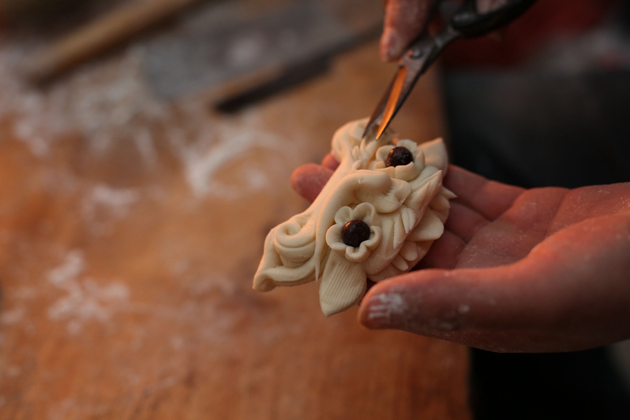 Man focuses life on intricacies of Chinese patterned steamed buns