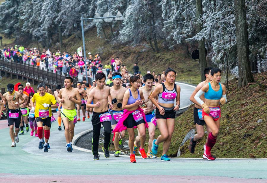 Runners brace against the chill at Chongqing marathon