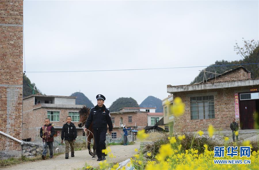 Protecting public security on horseback