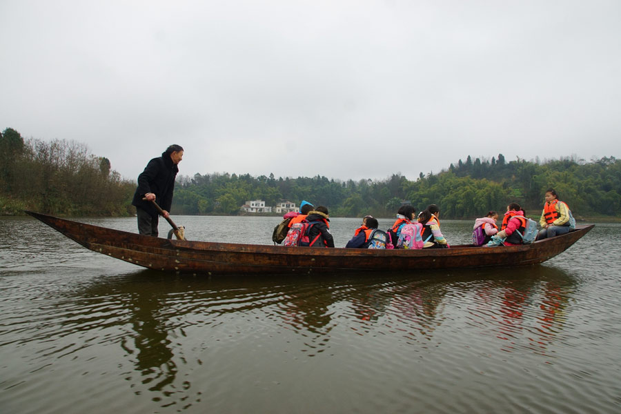 School commute: Teacher takes students by boat for 10 years