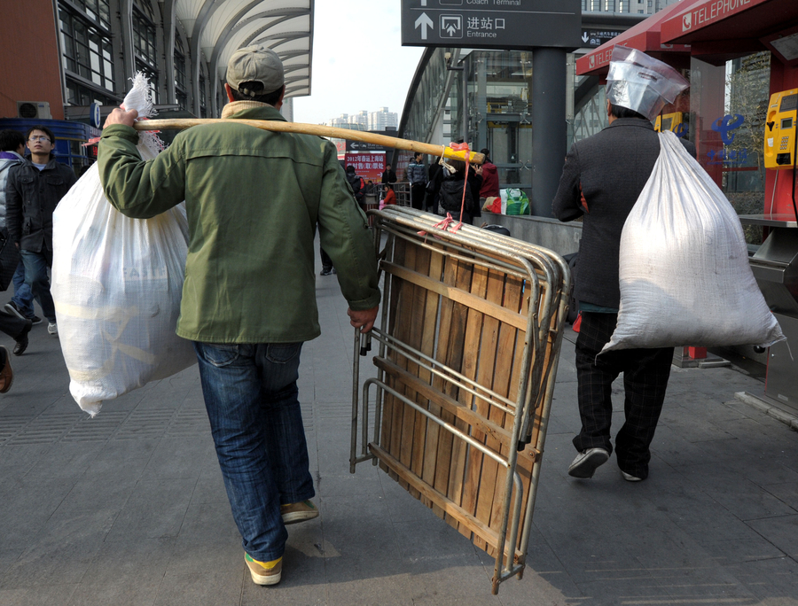 How luggage has transformed through the years during Spring Festival