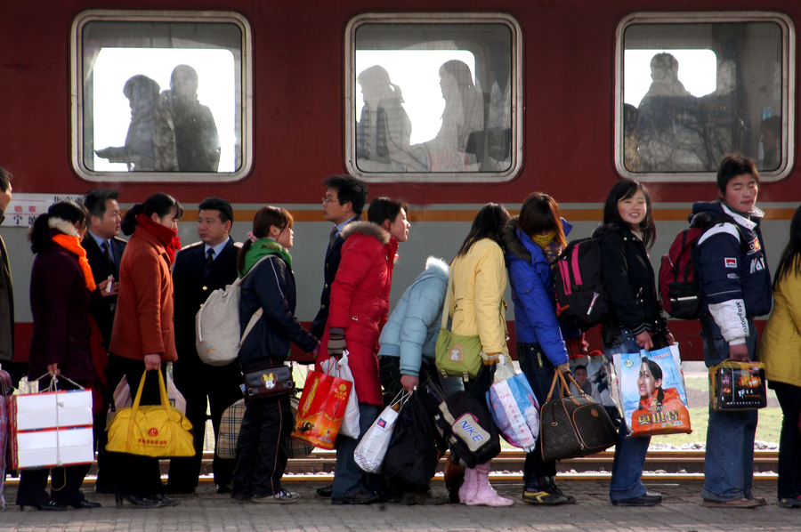 How luggage has transformed through the years during Spring Festival