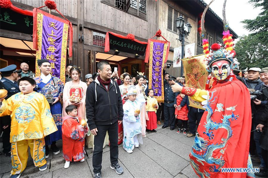 Performers take part in celebration to welcome 'caishen'