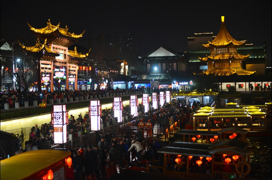 Massive crowds take over scenic spots across China during Spring Festival