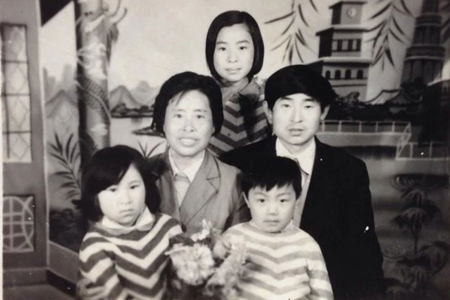 Decades' worth of family photos stirs Chinese internet users