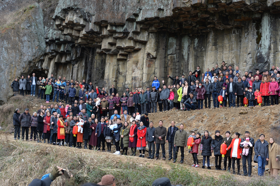 Descendents gather for super-sized family photo