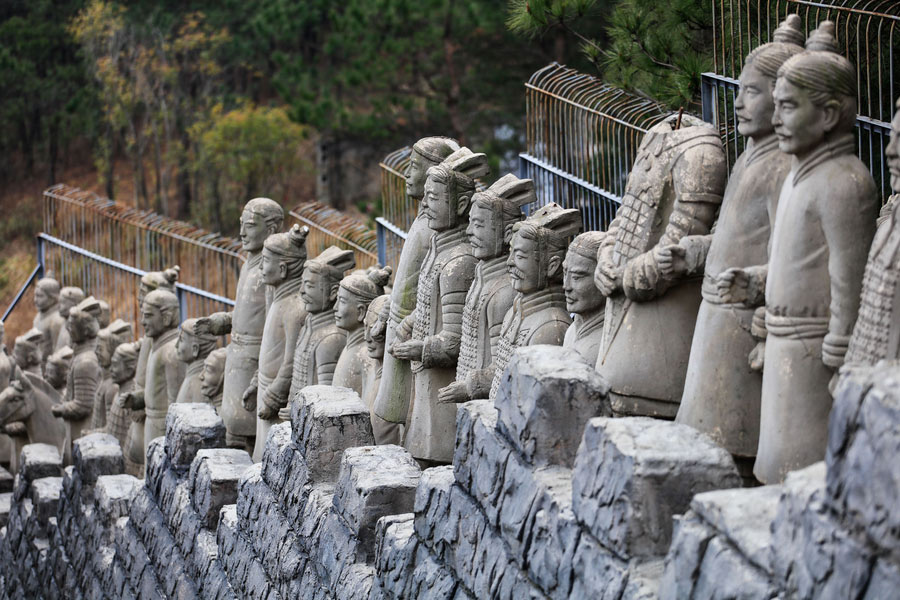 China's largest full-scale replicas of the Terracotta Warriors attract tourists