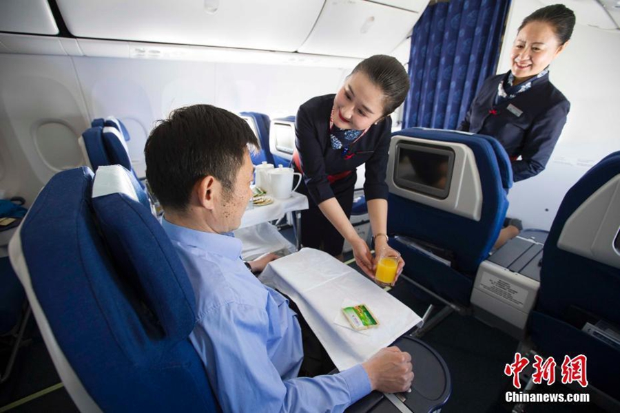 Mother and daughter stewardesses serve in same airline company