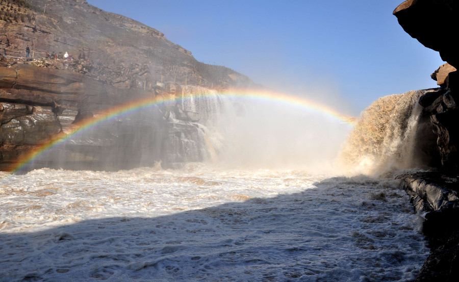 Hukou Waterfall roars as frozen river melts