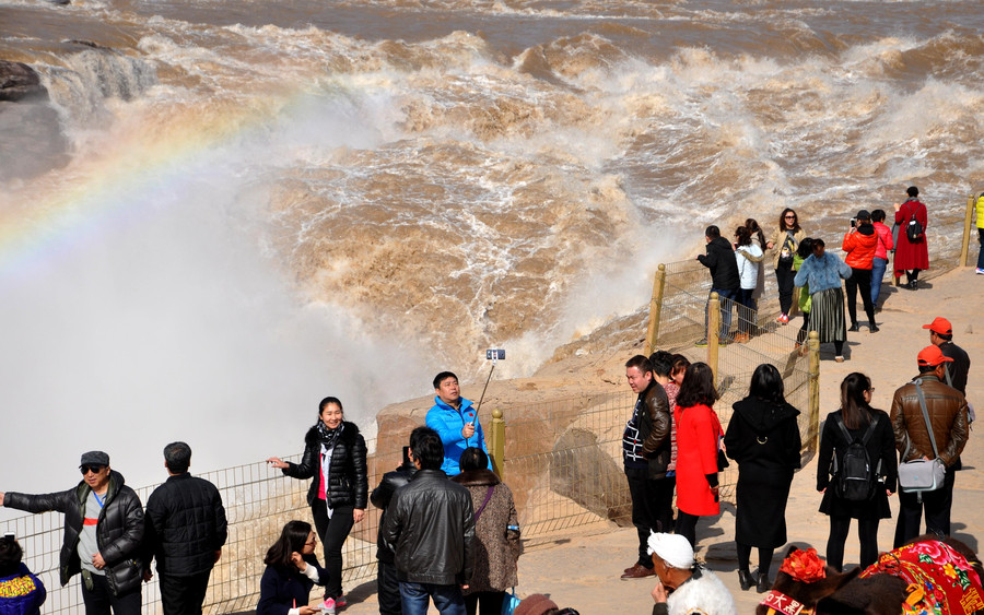 Hukou Waterfall roars as frozen river melts