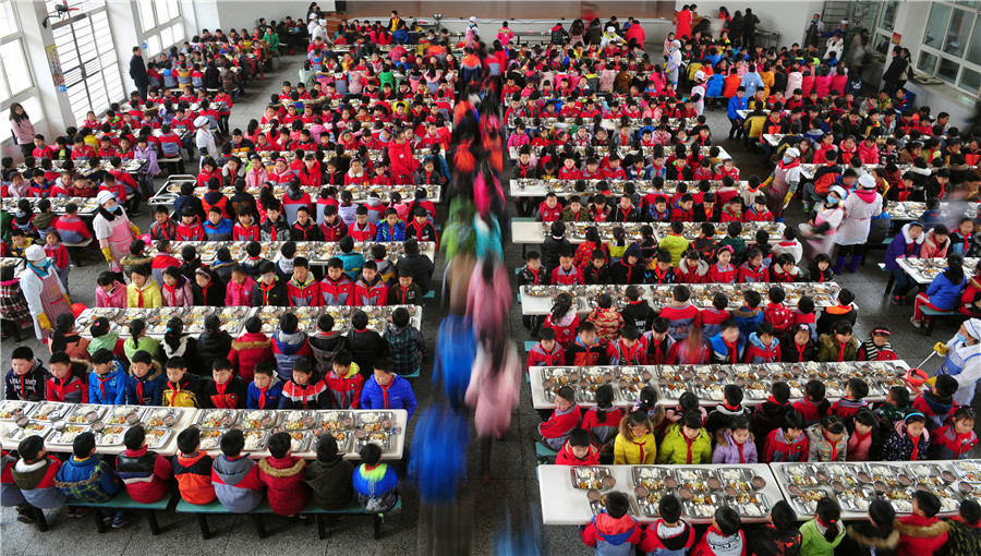 1,000 students in Central China share silent dinner together