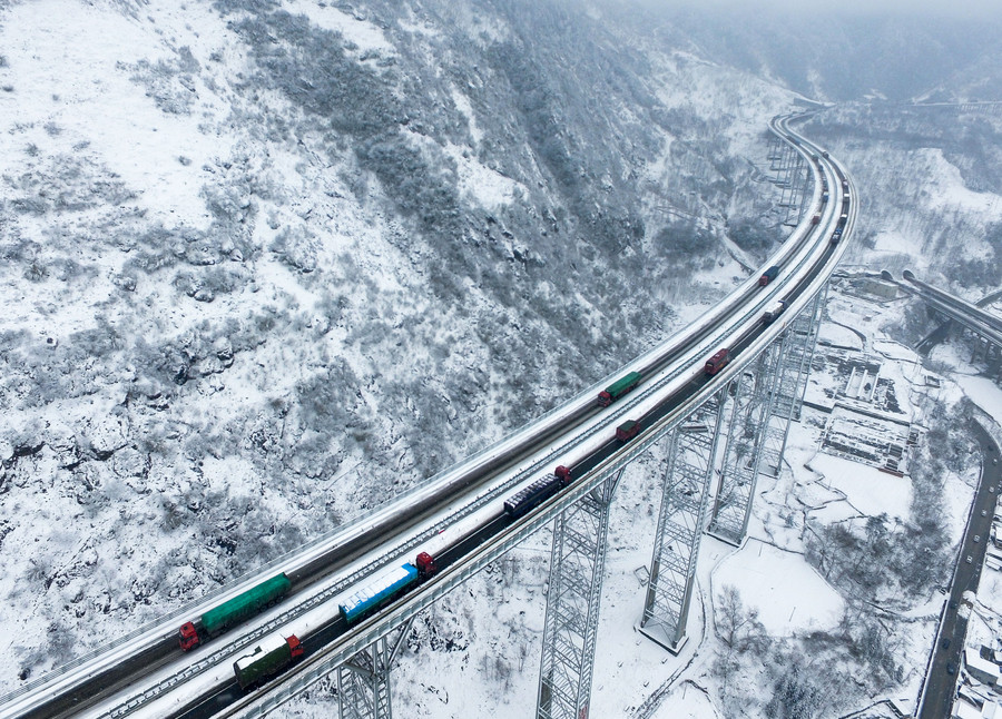 Heavy snow bogs down expressway traffic in SW China