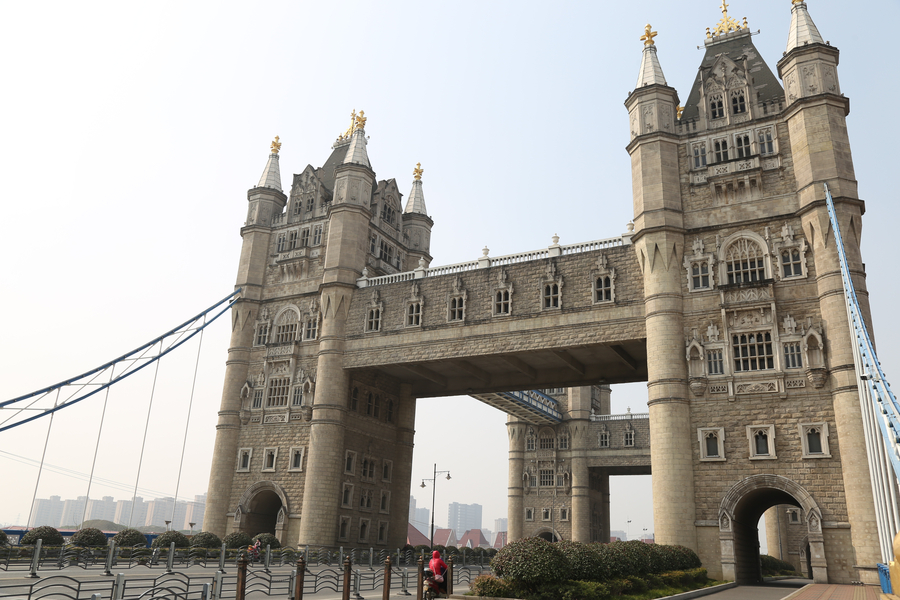 Chinese city builds its own 'London Tower Bridge'