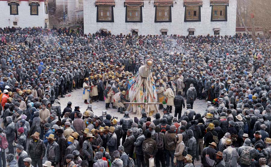 People pray for bumper harvest in Tibet