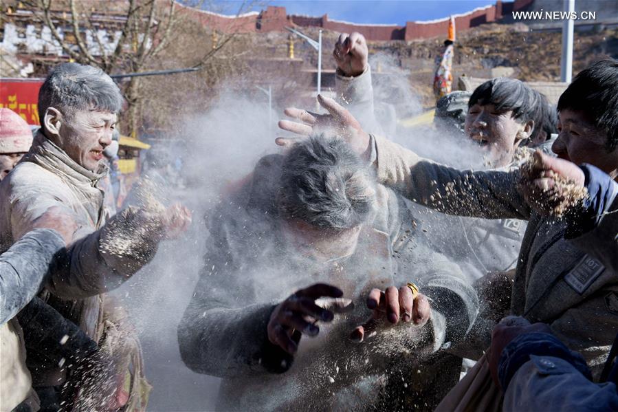 People pray for bumper harvest in Tibet