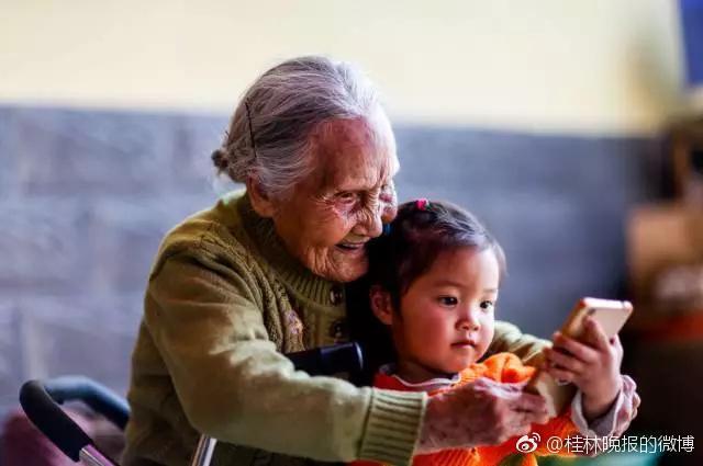 Chinese centenarian freezes time through photographs