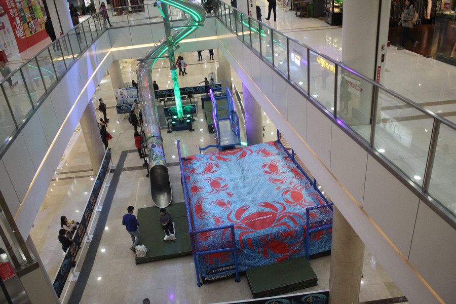 Shoppers jump for joy in Chongqing mall