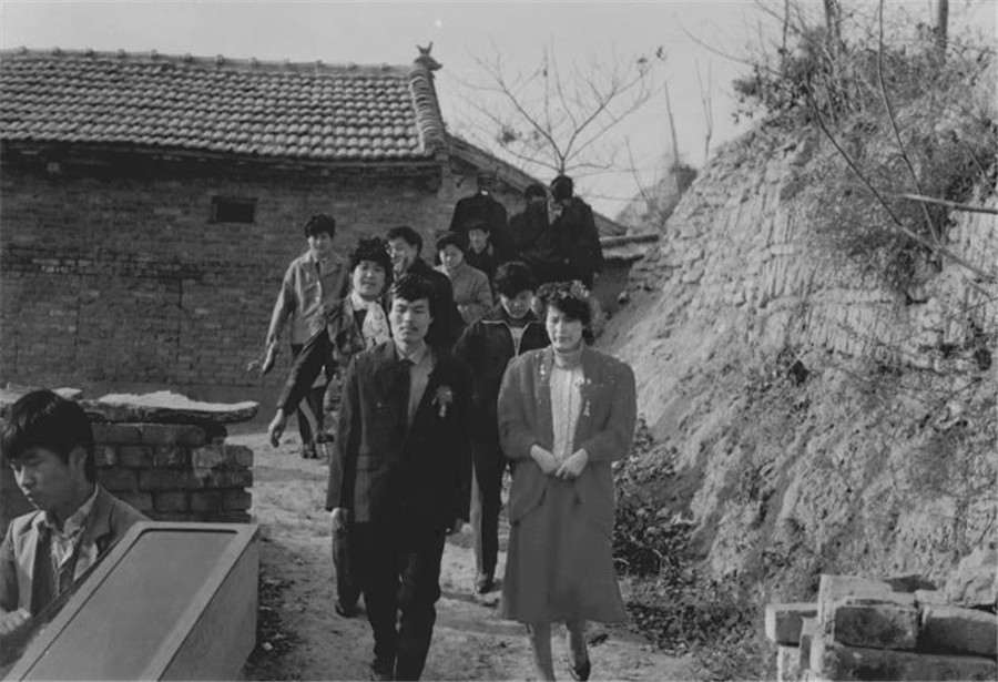 From black-white photos to digital: Wedding images reveal changes in China