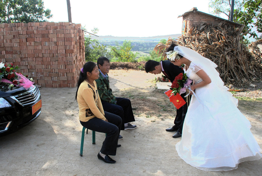 From black-white photos to digital: Wedding images reveal changes in China