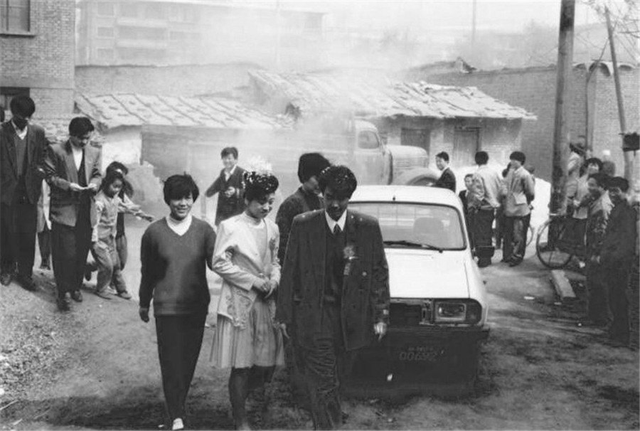 From black-white photos to digital: Wedding images reveal changes in China