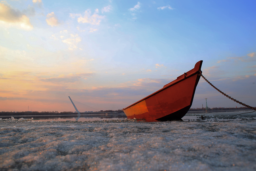 Rising temperature melts frozen river in NE China