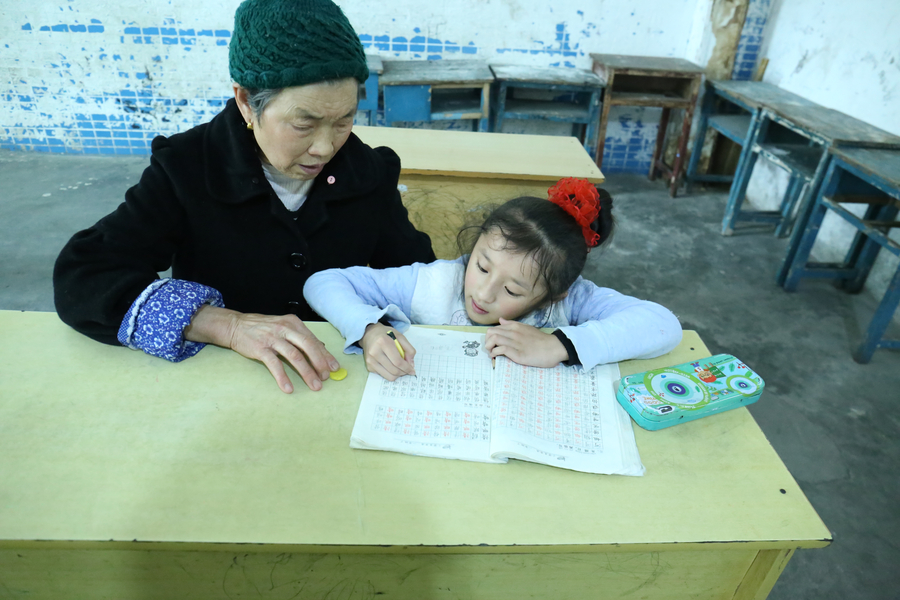 78-year-old granny takes care of adopted girl with brittle bone disease