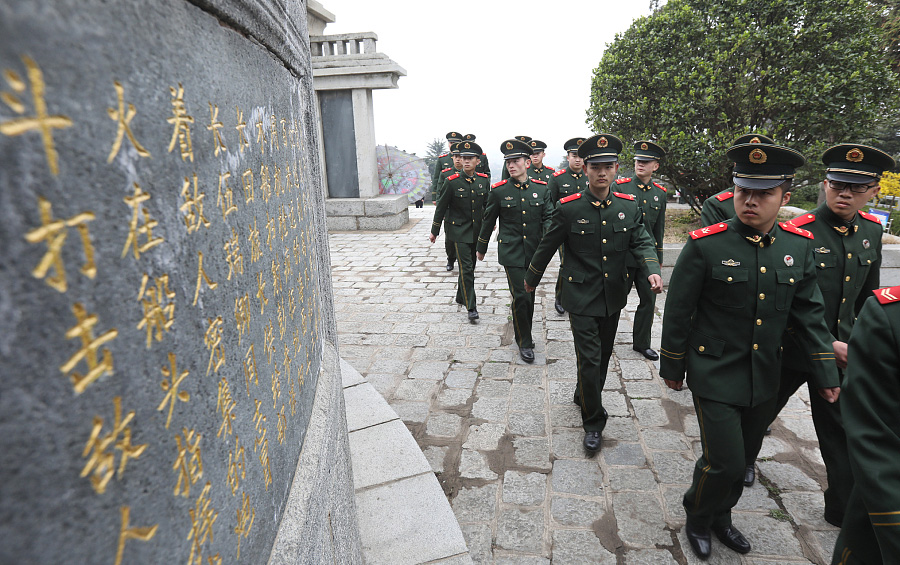 Soldiers pay tribute to martyrs ahead of Qingming Festival